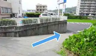 ①医院に向かって右へお進みください。