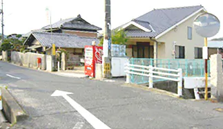 ③旧街道に入り、ずっと進んで河を越えてください。