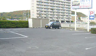 ⑤当院の建物の前と右横には15台分の駐車スペースがあります。