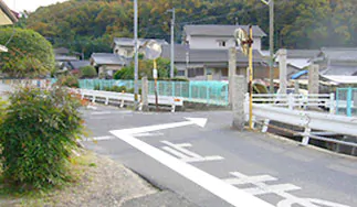 ⑤川沿いを少し進むと旧街道にぶつかるので、右折してください。