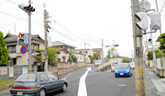 ①岡山駅より、国道180号線を北西に約15分走ると厳井富山町交差点があります。